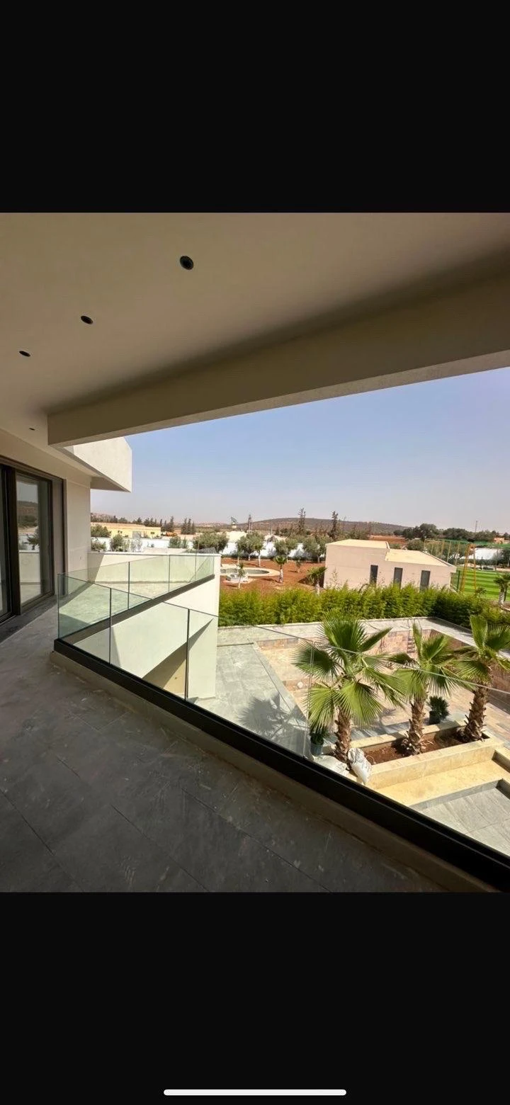 Terrasse avec garde-corps en verre et vue sur le jardin — réalisation RC Concept